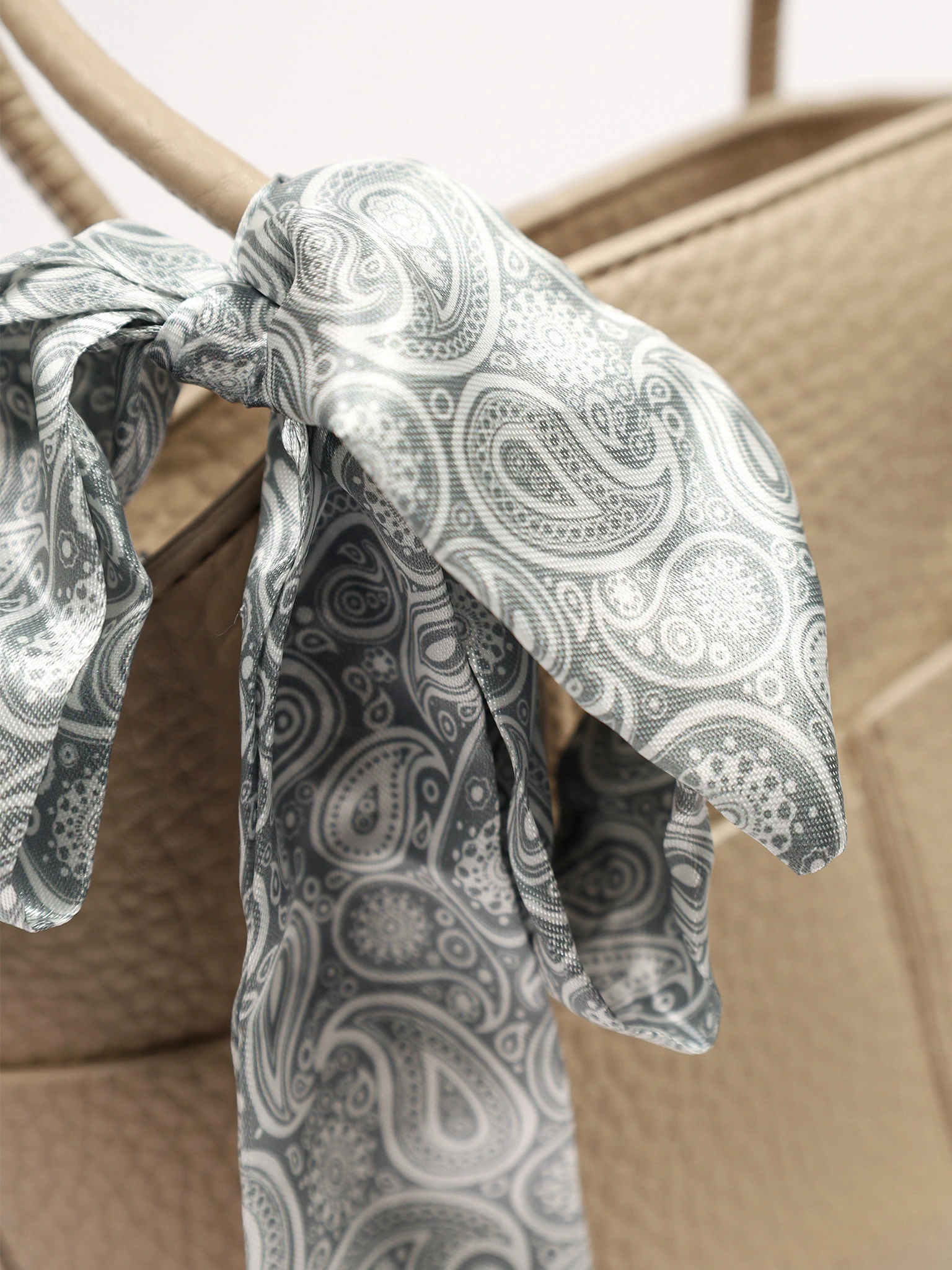 Сумка-тоут с округлыми ручками и декоративным платком в ассортименте